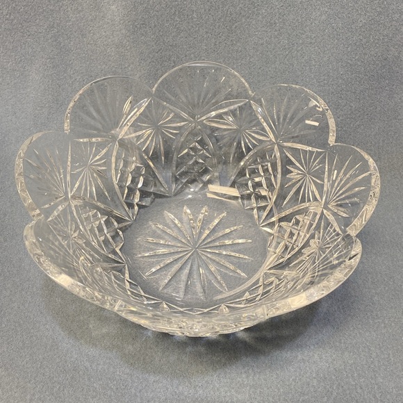 Waterford Crystal Salad Bowl with Scalloped Edging 9- inch Round - Picture 2 of 13